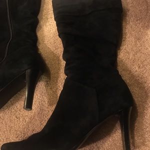White Mountain Black Suede Boots